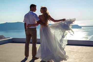 Güzel gelin ve damat yaz düğünlerinde Yunan adası Santorini 'de