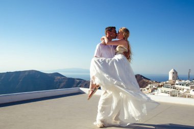 Güzel gelin ve damat yaz düğünlerinde Yunan adası Santorini 'de