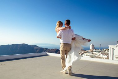 Güzel gelin ve damat yaz düğünlerinde Yunan adası Santorini 'de