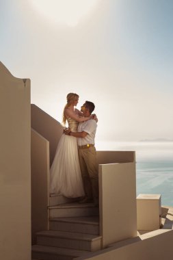 Güzel gelin ve damat yaz düğünlerinde Yunan adası Santorini 'de