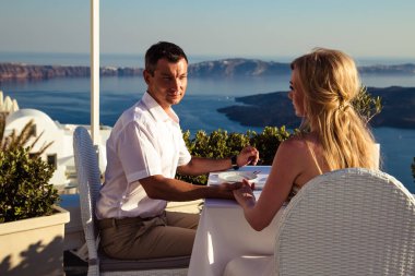 Güzel gelin ve damat yaz düğünlerinde Yunan adası Santorini 'de