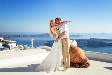 Güzel gelin ve damat yaz düğünlerinde Yunan adası Santorini 'de