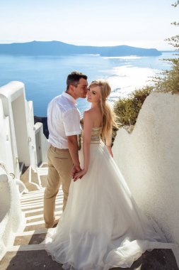 Güzel gelin ve damat yaz düğünlerinde Yunan adası Santorini 'de