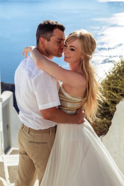 Güzel gelin ve damat yaz düğünlerinde Yunan adası Santorini 'de