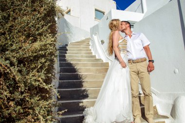 Güzel gelin ve damat yaz düğünlerinde Yunan adası Santorini 'de