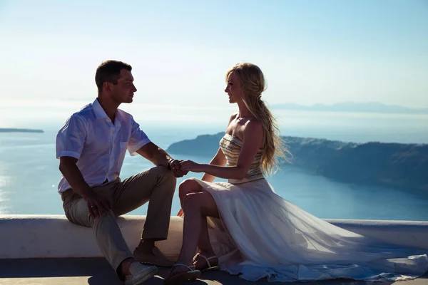 Krásná nevěsta a ženich v jejich letní svatební den na řeckém ostrově Santorini — Stock fotografie