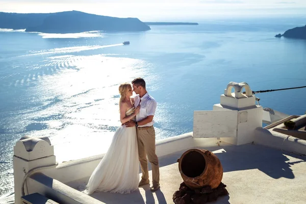Güzel gelin ve damat yaz düğünlerinde Yunan adası Santorini 'de