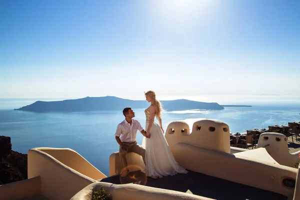 Hermosa novia y novio en el día de su boda de verano en la isla griega Santorini — Foto de Stock