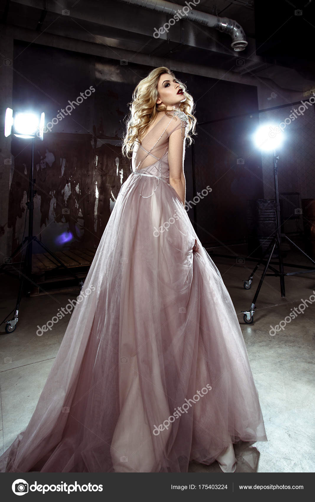 Mulher Noiva Jovem Loira Bonita Vestido Noiva Cor Estilo Rock — Fotografias  de Stock © cherry_daria #175403224
