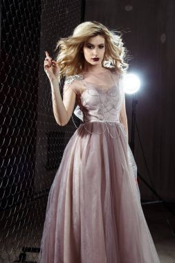 Renk gelinlik güzel sarışın genç gelin kadın. Rock tarzı, moda güzellik fotoğraf
