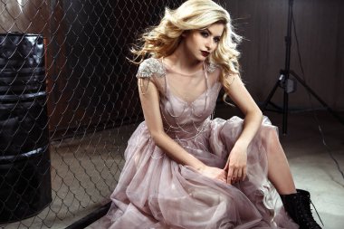 Renk gelinlik güzel sarışın genç gelin kadın. Rock tarzı, moda güzellik fotoğraf