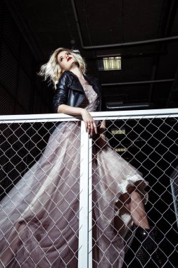 Renk gelinlik güzel sarışın genç gelin kadın. Rock tarzı, moda güzellik fotoğraf