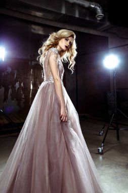 Renk gelinlik güzel sarışın genç gelin kadın. Rock tarzı, moda güzellik fotoğraf