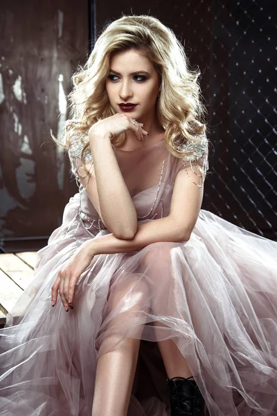 Piękna Blondynka Młoda Panna Młoda Kobieta Kolorze Sukni Ślubnej Stylu — Zdjęcie stockowe