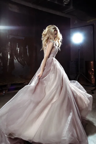Красивая Блондинка Молодая Невеста Женщина Цветном Свадебном Платье Рок Стиль — стоковое фото
