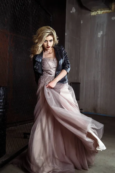 Vackra Blonda Unga Bruden Kvinna Färg Brudklänning Rock Stil Mode — Stockfoto