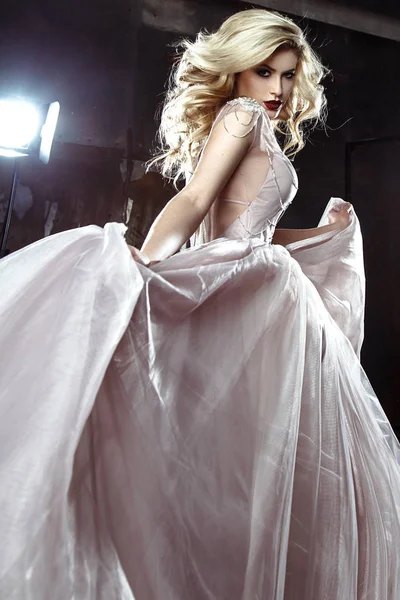 Belle Jeune Mariée Blonde Femme Robe Mariée Couleur Style Rock — Photo