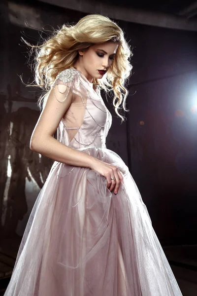 Belle Jeune Mariée Blonde Femme Robe Mariée Couleur Style Rock — Photo