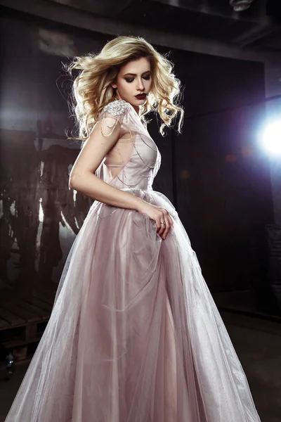 Красивая Блондинка Молодая Невеста Женщина Цветном Свадебном Платье Рок Стиль — стоковое фото