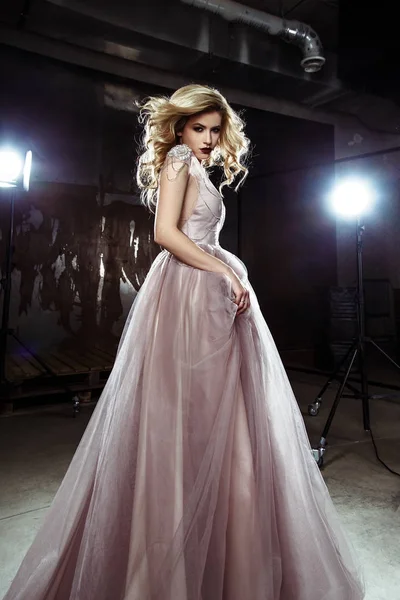 Belle Jeune Mariée Blonde Femme Robe Mariée Couleur Style Rock — Photo