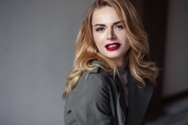 Şık rahat kıyafetler güzel ihale genç kadın portresi. Moda güzellik fotoğraf