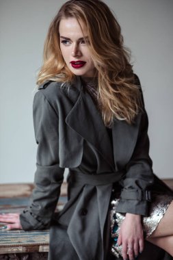 Şık rahat kıyafetler güzel ihale genç kadın portresi. Moda güzellik fotoğraf