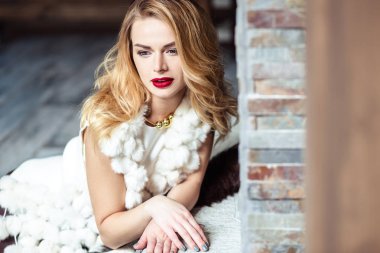 Şık rahat kıyafetler güzel ihale genç kadın portresi. Moda güzellik fotoğraf