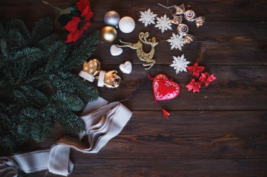 Noel ağacı twigs ve topları ile yazı tahtası. Noel ve mutlu yeni yıl kompozisyon. Düz yatıyordu, en iyi görünüm. Kopya alanı