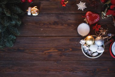 Noel ağacı twigs ve topları ile yazı tahtası. Noel ve mutlu yeni yıl kompozisyon. Düz yatıyordu, en iyi görünüm. Kopya alanı