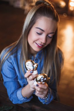 Dekoratör tutar Noel oyuncaklar onun elinde başlatmak Noel çelenk hazırlamak için