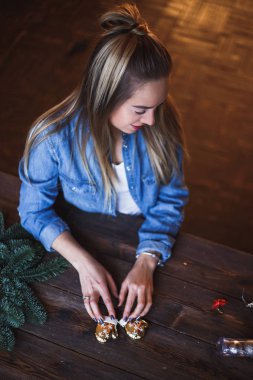 Dekoratör tutar Noel oyuncaklar onun elinde başlatmak Noel çelenk hazırlamak için