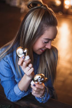 Dekoratör tutar Noel oyuncaklar onun elinde başlatmak Noel çelenk hazırlamak için