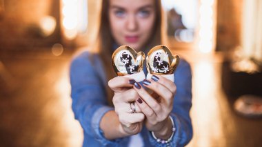 Dekoratör tutar Noel oyuncaklar onun elinde başlatmak Noel çelenk hazırlamak için