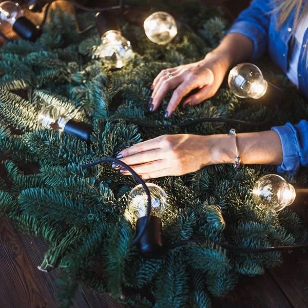 플로리스트와 전나무 크리스마스 지점에 그녀의 — 스톡 사진