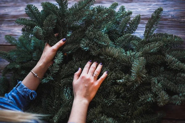 Fiorista Sue Mani Rami Abete Iniziano Preparare Ghirlanda Natale — Foto Stock