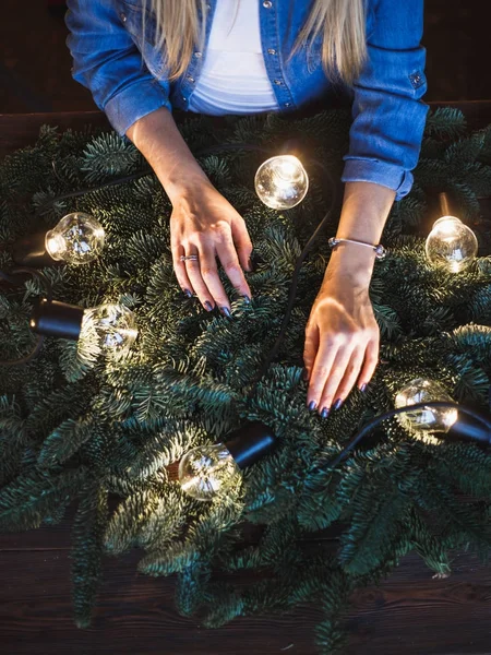 Florista Sus Manos Las Ramas Abeto Comienzan Preparar Corona Navidad — Foto de Stock