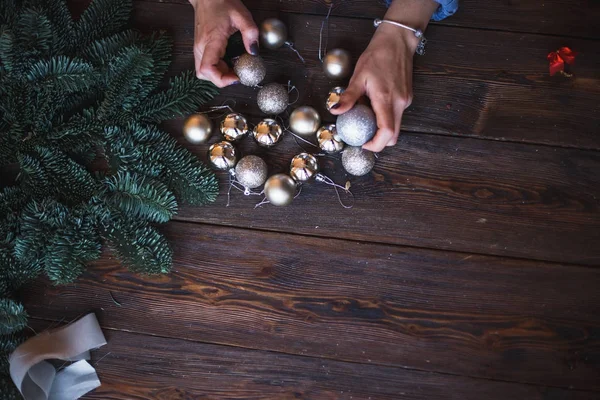 Decoratore Tiene Giocattoli Natale Nelle Sue Mani Iniziare Preparare Ghirlanda — Foto Stock