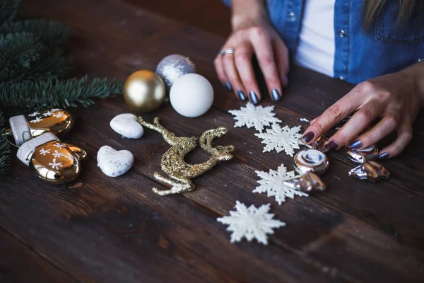 Dekoratör Tutar Noel Oyuncaklar Onun Elinde Başlatmak Noel Çelenk Hazırlamak — Stok fotoğraf