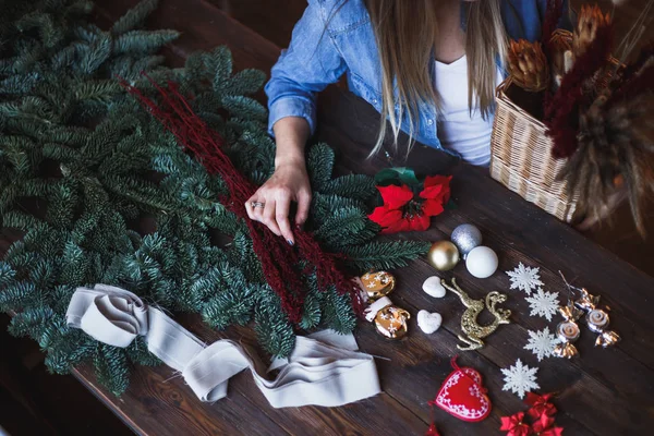 Decorador Tiene Juguetes Navidad Sus Manos Empezar Preparar Corona Navidad — Foto de Stock