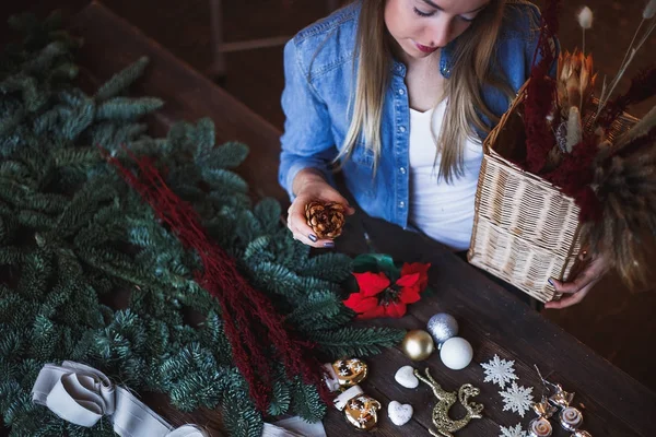 Decorador Tiene Juguetes Navidad Sus Manos Empezar Preparar Corona Navidad — Foto de Stock
