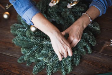 Dekoratör Noel çelenk çam dalları ve oyuncaklar ile hazırlar