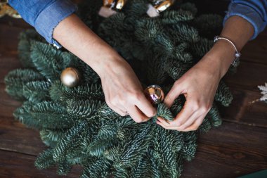 Dekoratör Noel çelenk çam dalları ve oyuncaklar ile hazırlar