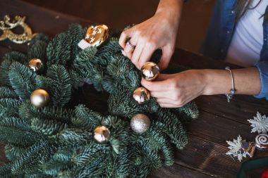 Dekoratör Noel çelenk çam dalları ve oyuncaklar ile hazırlar