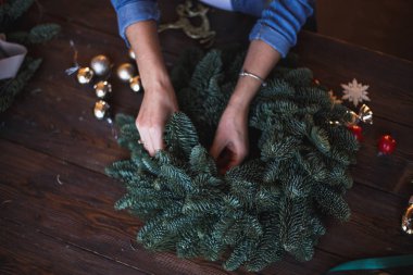 Dekoratör Noel çelenk çam dalları ve oyuncaklar ile hazırlar