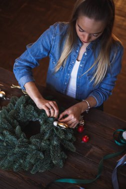 Dekoratör Noel çelenk çam dalları ve oyuncaklar ile hazırlar