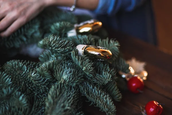 Decorator Prepares Christmas Wreath Fir Branches Toys — Stock Photo, Image