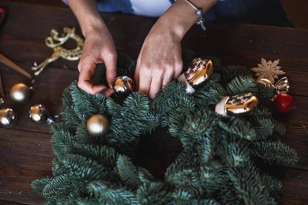 Decorador Prepara Corona Navidad Con Ramas Abeto Juguetes — Foto de Stock