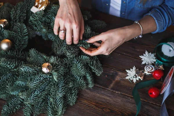 전나무 지점과 장난감 크리스마스 — 스톡 사진