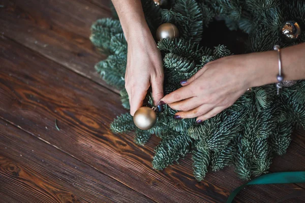 전나무 지점과 장난감 크리스마스 — 스톡 사진
