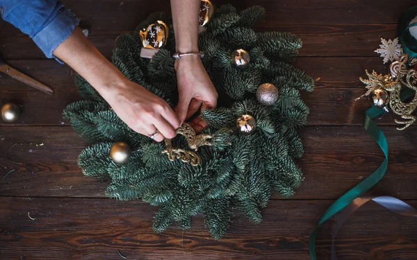 Decorador Prepara Corona Navidad Con Ramas Abeto Juguetes — Foto de Stock